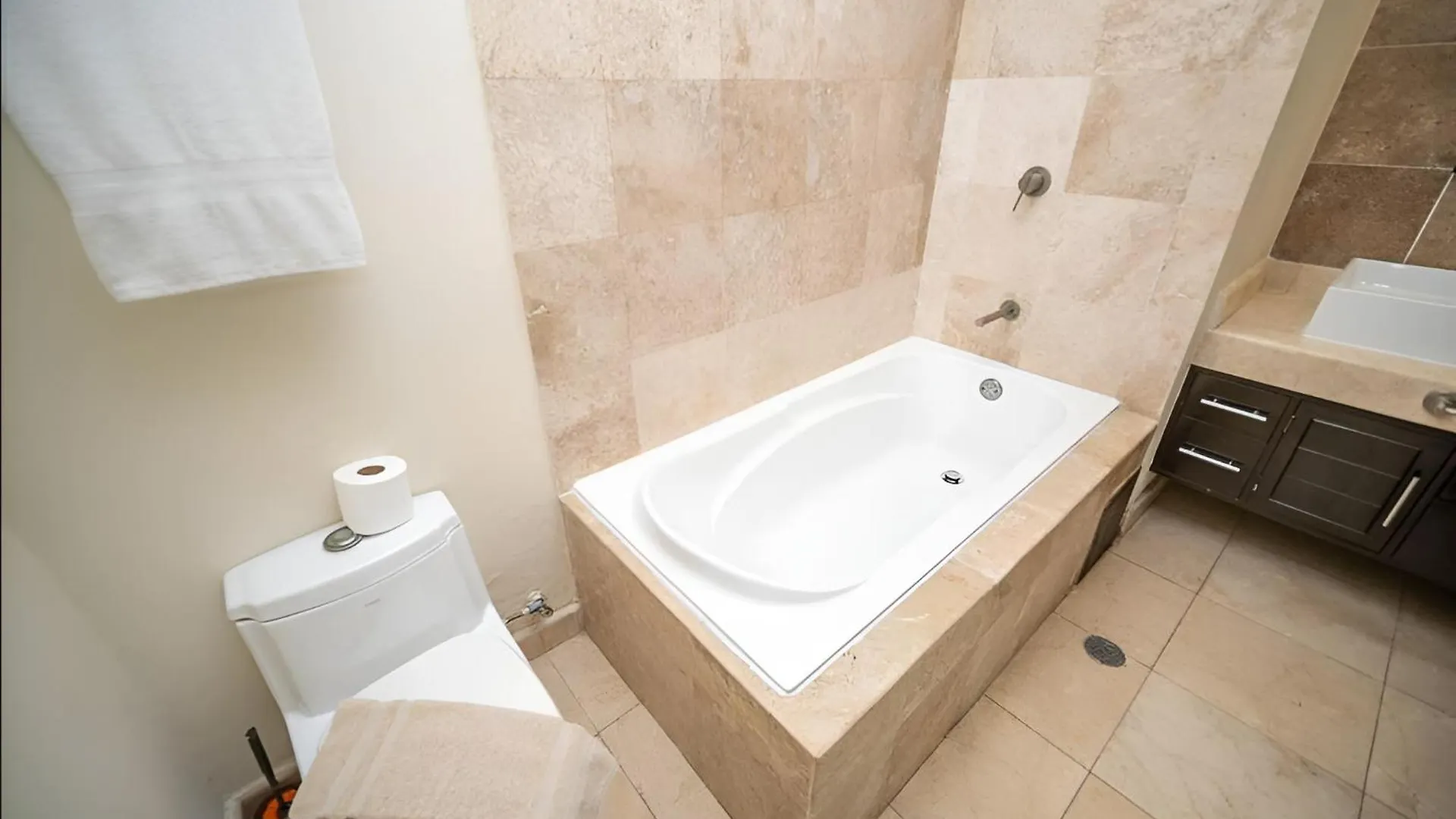 205 C: Centrally Located Apto. With Ocean View Playa del Carmen